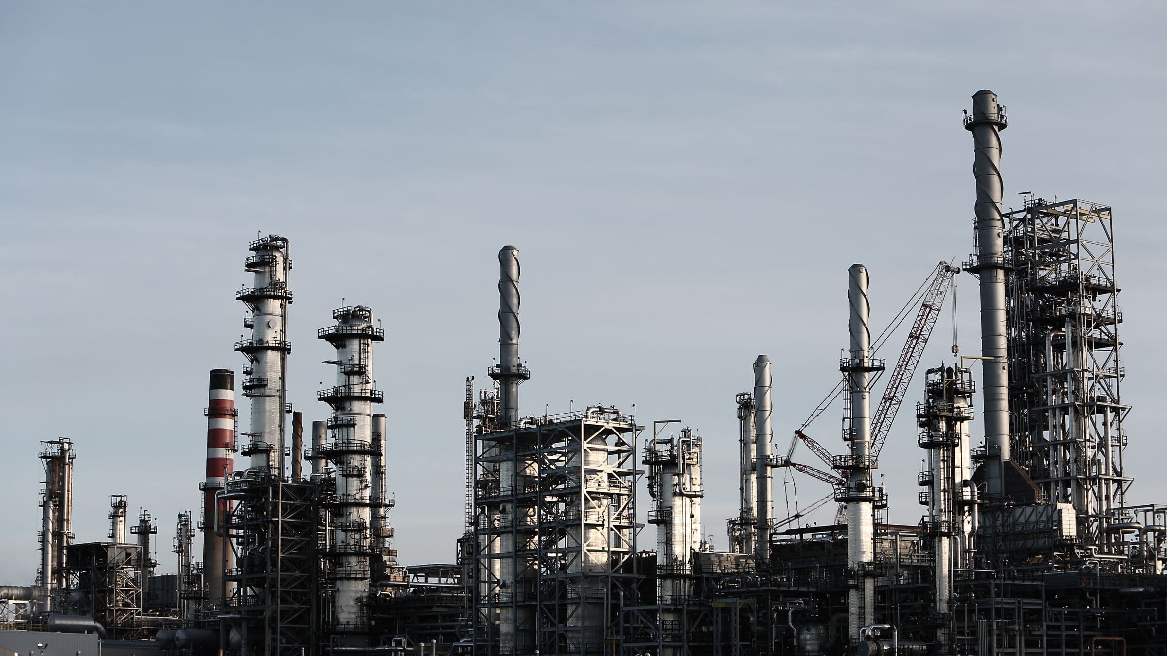 Industrial process plant with distillation columns and piping